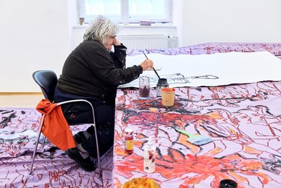 Anna Boghiguian bei der Arbeit im Studio, 2022