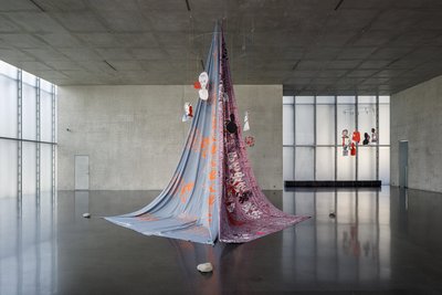 Anna Boghiguian, Ausstellungsansicht Erdgeschoss, Kunsthaus Bregenz, 2022