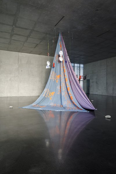 Anna Boghiguian, Ausstellungsansicht Erdgeschoss, Kunsthaus Bregenz, 2022