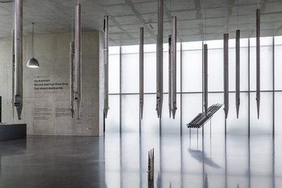 Installationsansicht von VALIE EXPORTs Tonskulptur »Oh Lord, Don't Let Them Drop That Atomic Bomb on Me«, Erdgeschoss Kunsthaus Bregenz