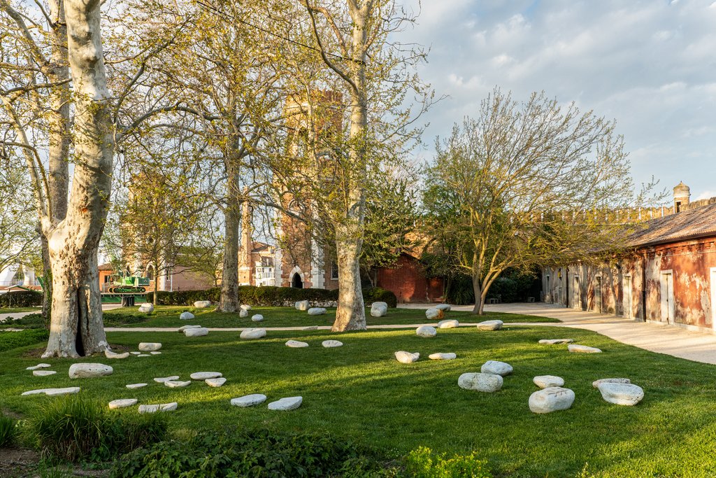 Solange Pessoa, Installationsansicht Giardino delle Vergine, 59. Venedig Biennale, Venedig, 2022